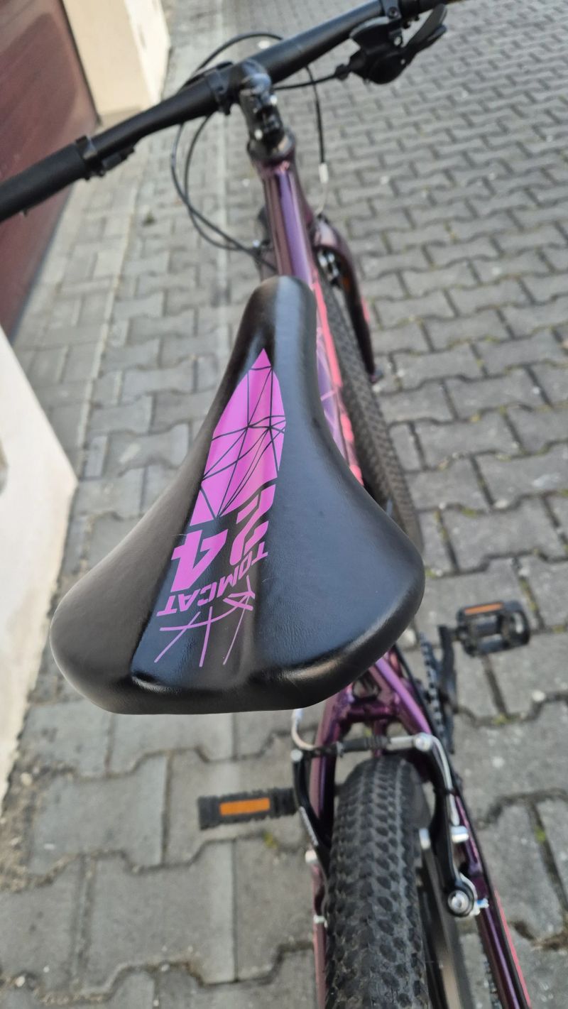 Amulet Tomcat 24, hezký stav