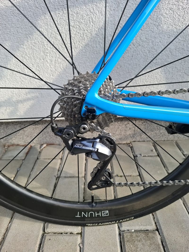 Canyon Ultimate CF SL 8 / Ultegra / karbon kola Hunt 50mm