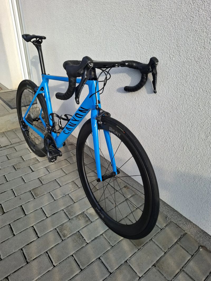 Canyon Ultimate CF SL 8 / Ultegra / karbon kola Hunt 50mm