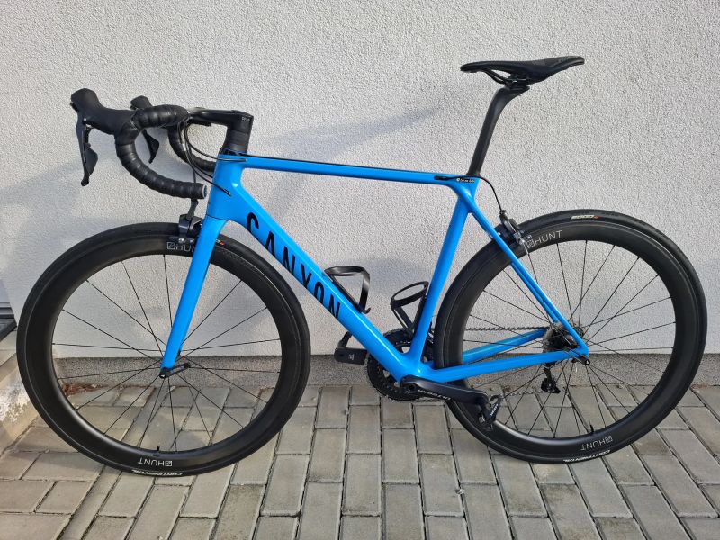 Canyon Ultimate CF SL 8 / Ultegra / karbon kola Hunt 50mm