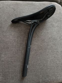 Karbonová sedlovka s offsetem 20 mm - na principu listové pružiny, 27,2mm