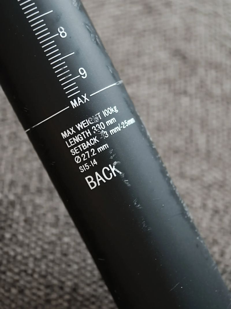 Karbonová sedlovka s offsetem 20 mm - na principu listové pružiny, 27,2mm