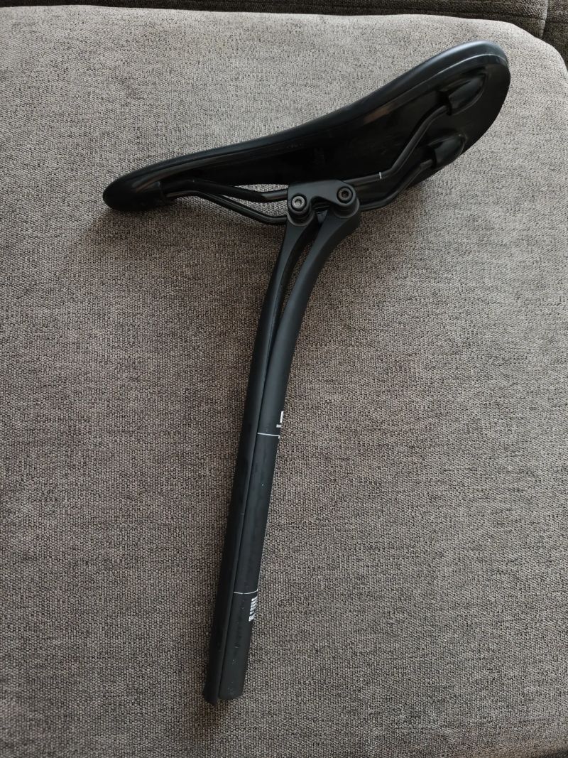 Karbonová sedlovka s offsetem 20 mm - na principu listové pružiny, 27,2mm