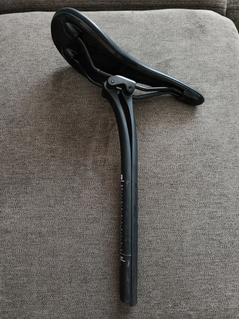 Karbonová sedlovka s offsetem 20 mm - na principu listové pružiny, 27,2mm