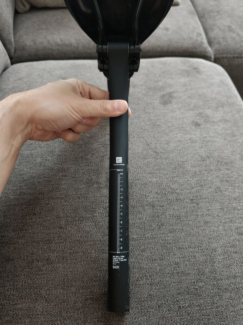 Karbonová sedlovka s offsetem 20 mm - na principu listové pružiny, 27,2mm