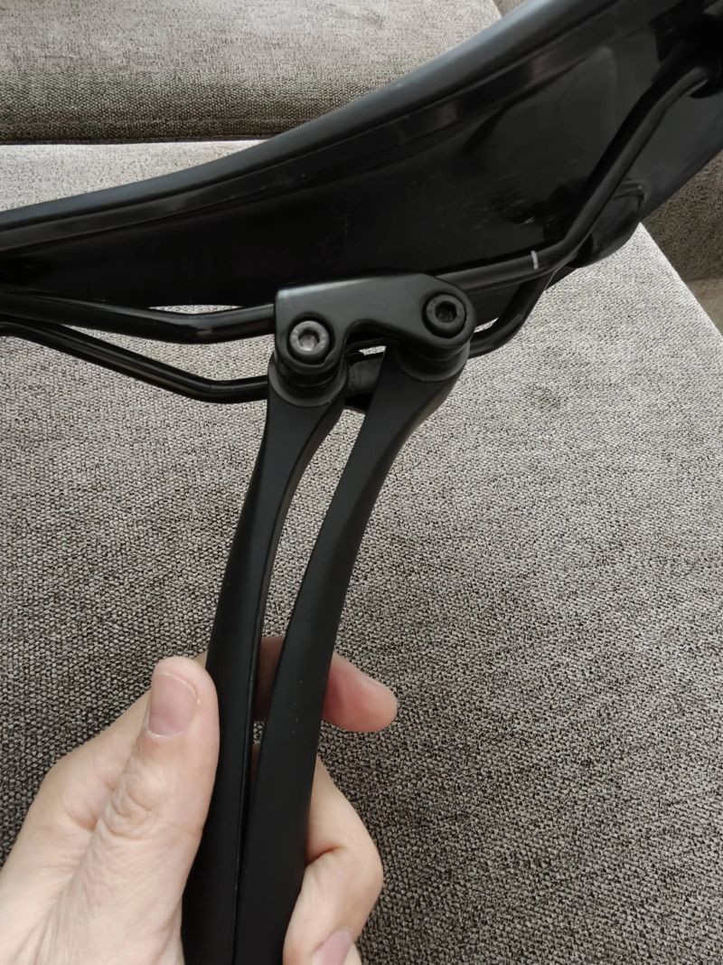 Karbonová sedlovka s offsetem 20 mm - na principu listové pružiny, 27,2mm