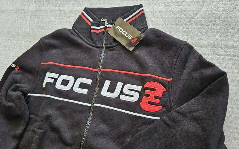FOCUS Retro Zip a FOCUS Retro Polo - originální oblečení z volnočasové kolekce - NOVÉ