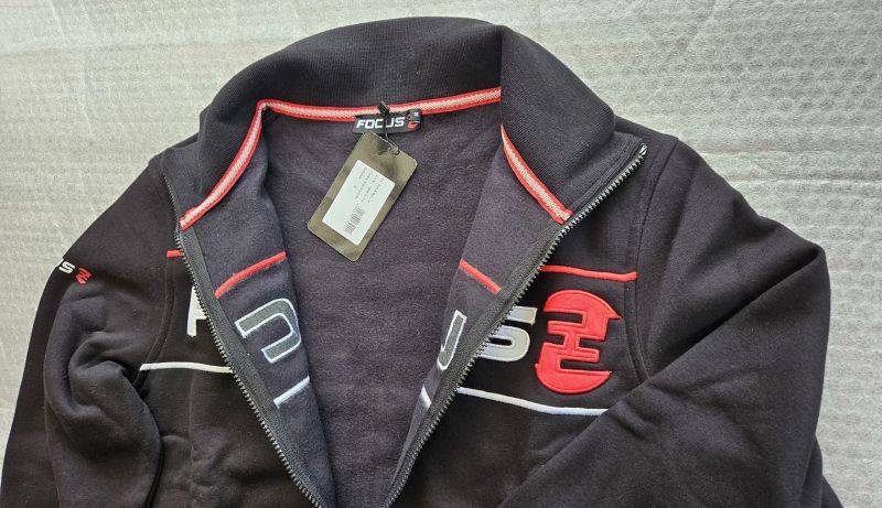 FOCUS Retro Zip a FOCUS Retro Polo - originální oblečení z volnočasové kolekce - NOVÉ