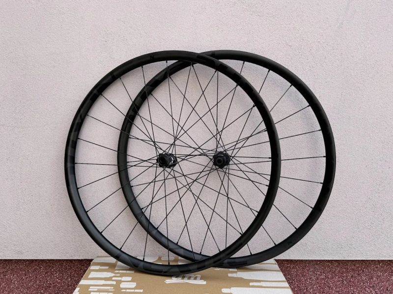 Zapletená gravel kola NEXTIE DT SWISS 350 SAPIM CX RAY