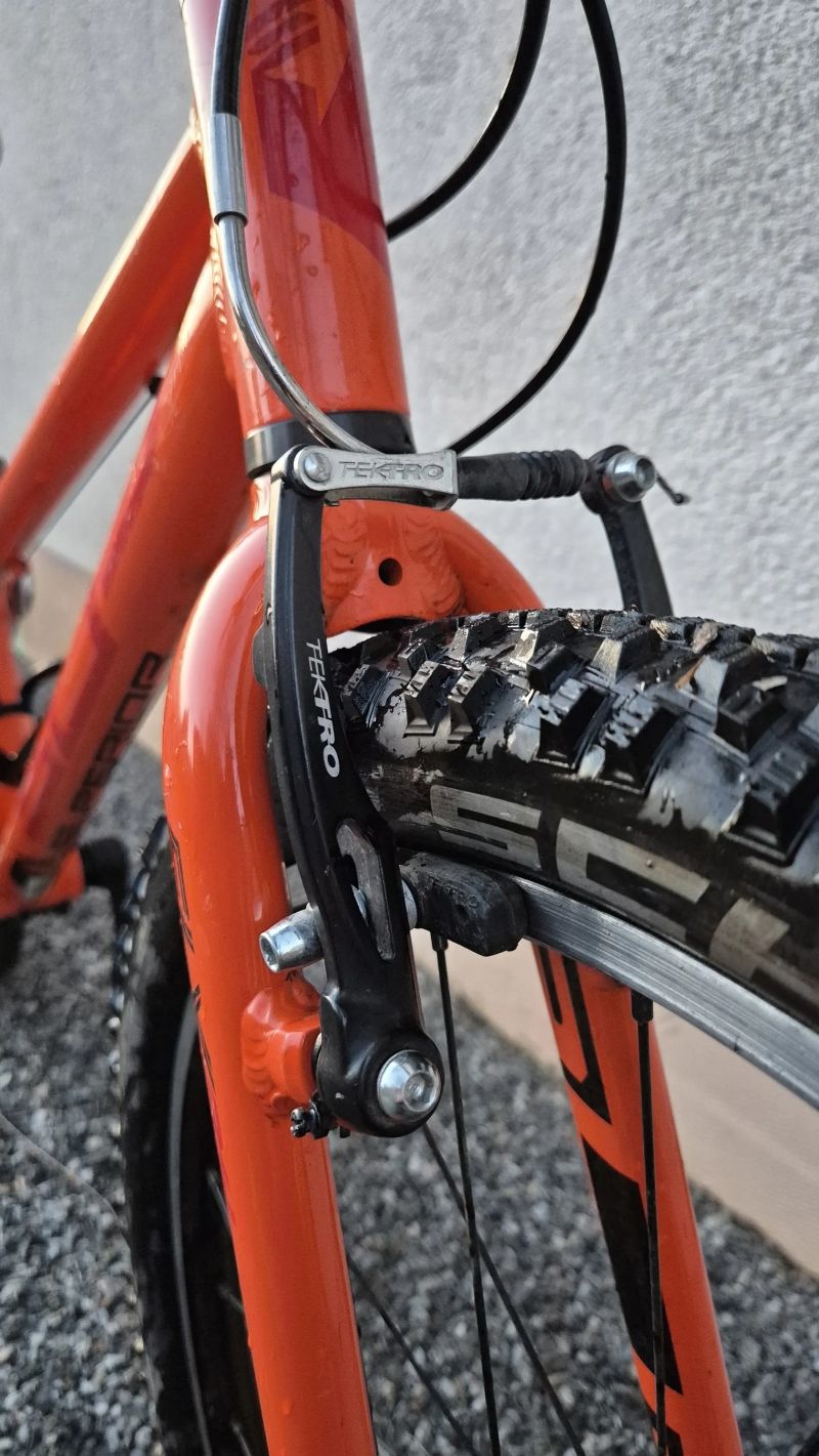 Ultra-lehké dětské kolo Superior Fly 24 – neonově oranžové