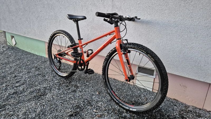 Ultra-lehké dětské kolo Superior Fly 24 – neonově oranžové