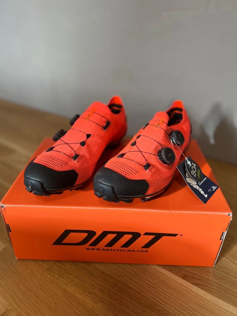 DMT KM0 Coral/Black