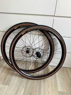 Gravel kola Mavic Allroad - Kompletní set, vč. 2 sad skvělých plášťů (gravel a silnice)