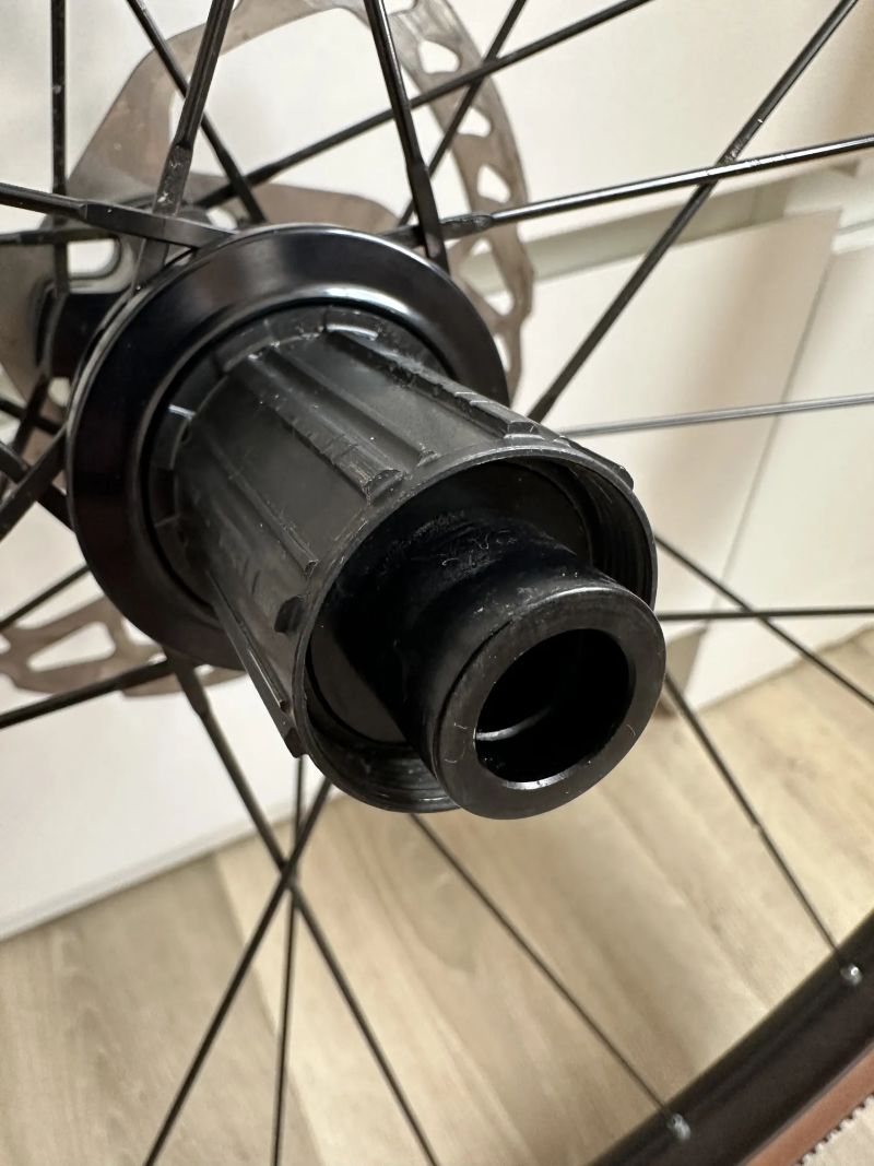 Gravel kola Mavic Allroad - Kompletní set, vč. 2 sad skvělých plášťů (gravel a silnice)