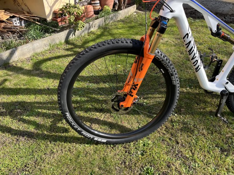 Canyon Lux Trail CF | XTR | Fox Factory | karbonová kola |