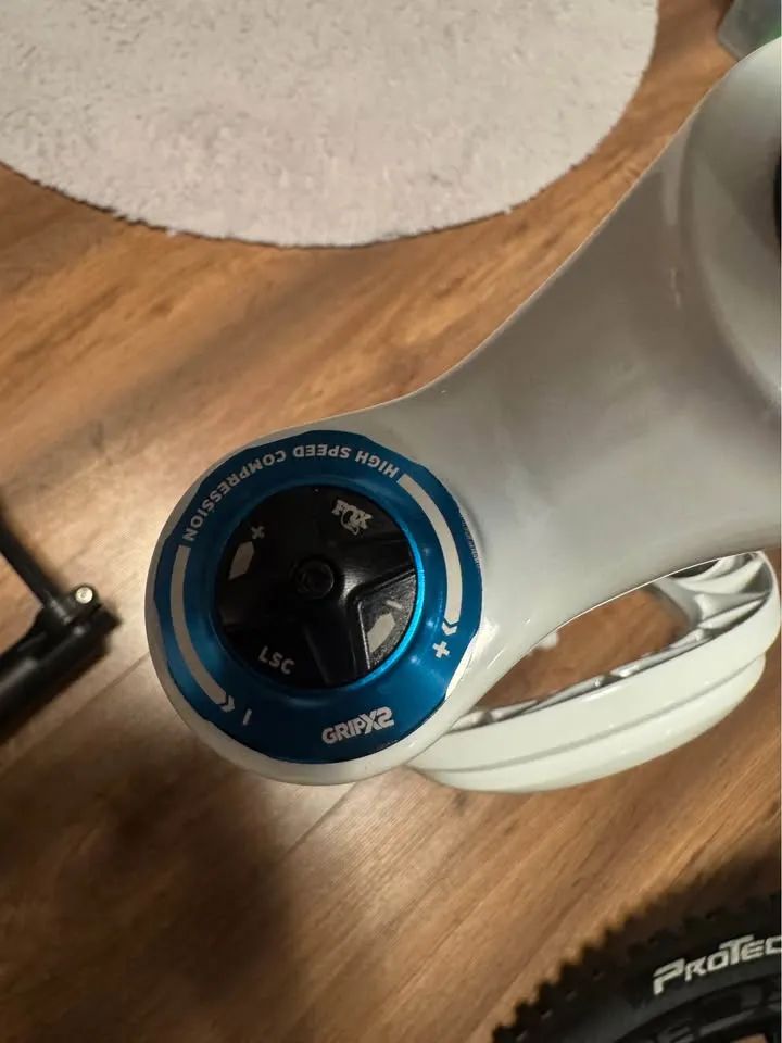 NOVÉ vidlice FOX 38 GripX2/Grip2, Kashima Factory/Performance Elite