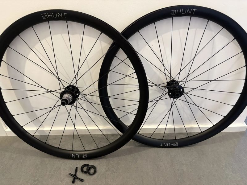 Prodám zapletená karbonová kola HUNT 35