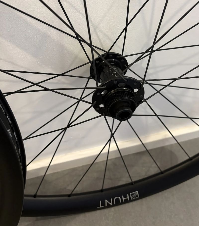 Prodám zapletená karbonová kola HUNT 35