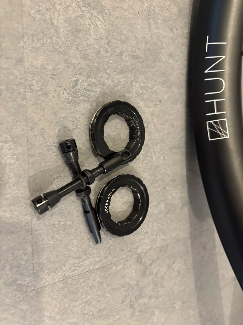 Prodám zapletená karbonová kola HUNT 35