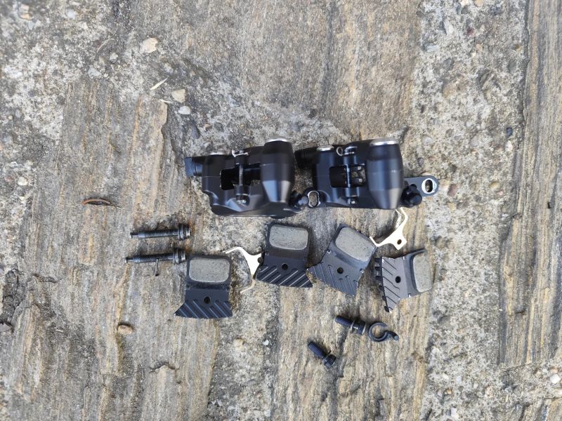 Brzdové třmeny Shimano GRX BR-RX400, přední+zadní 