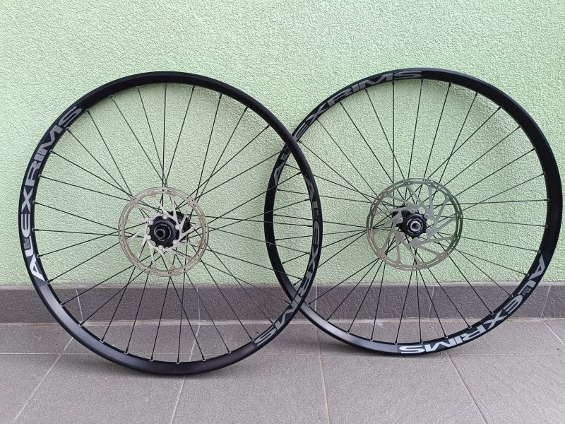 Ráfky enduro/trail AlexRims 30mm s náboji Shimano XT a kotouči