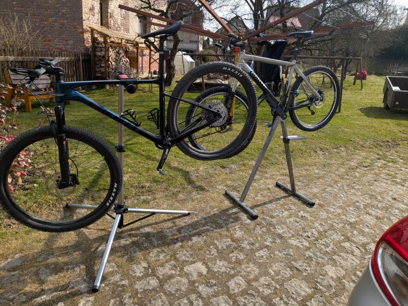 Prodám servisní stojany TACX a WEST BIKE