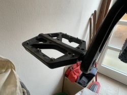 Crankbrothers a kona pedaly