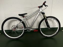 Nově postavený dirt 