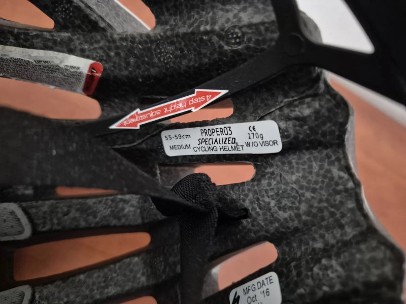 Cyklistická helma Specialized Propero 3