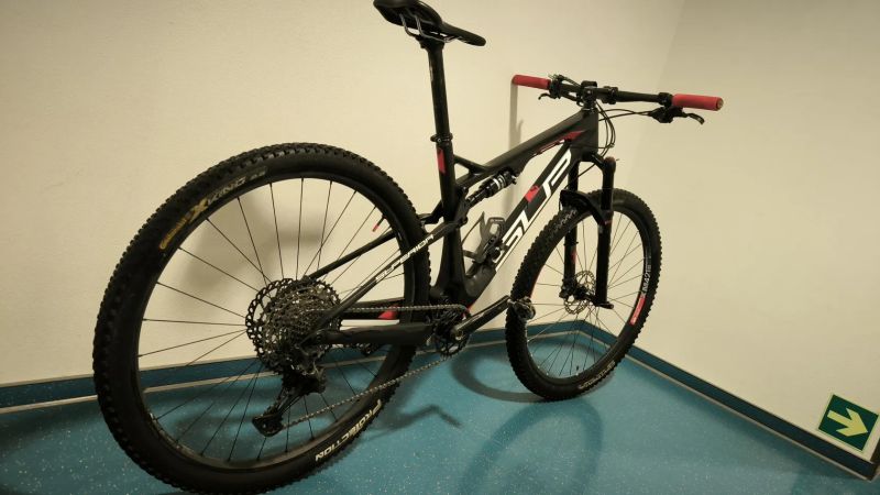 Karbonový full Superior XF 29, XT 1×12, vel. L