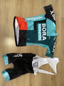 Prodám sadu kompletů dresů velikost XL vše párkrár použito