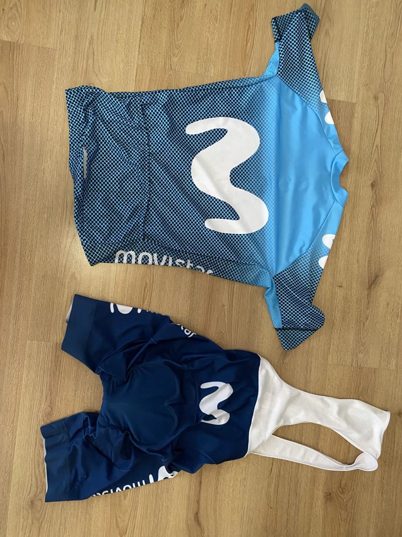 Prodám sadu kompletů dresů velikost XL vše párkrár použito