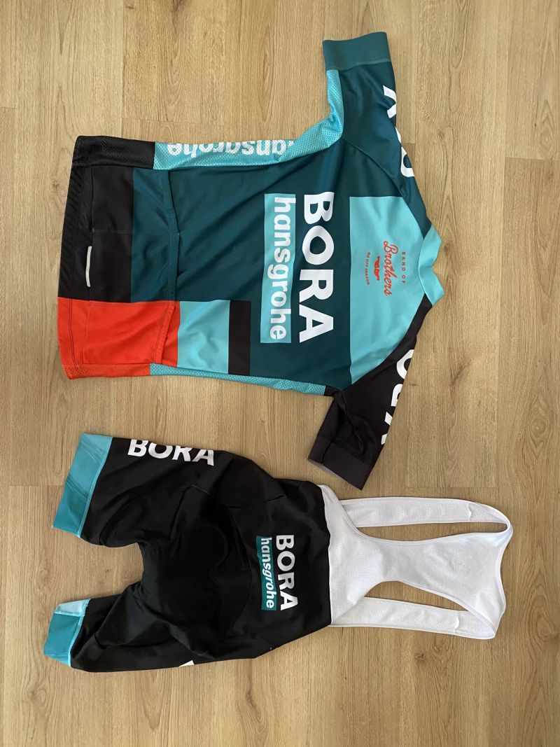 Prodám sadu kompletů dresů velikost XL vše párkrár použito