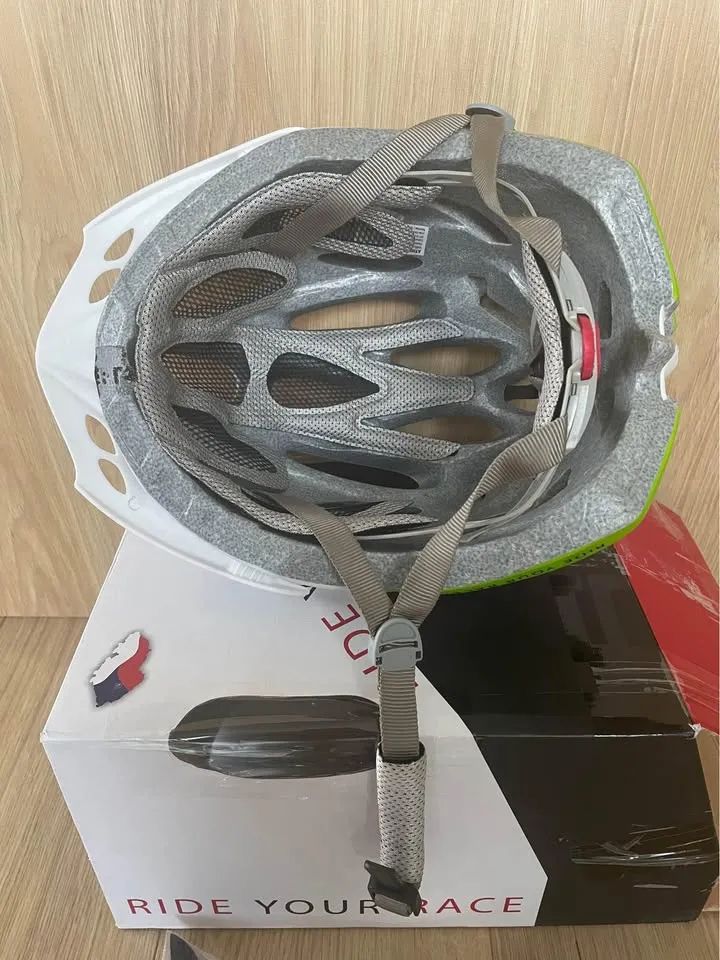 Cyklo hemma, přilba na kolo R2