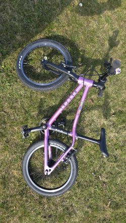 Rascal 16" – dobrý stav, skvělé na pumptrack, na cestu i do lehčího lesa (Růžovo-fialová