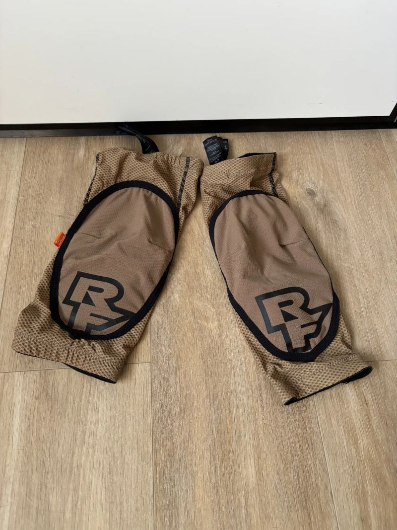 Race Face Covert kolená - vel. XL