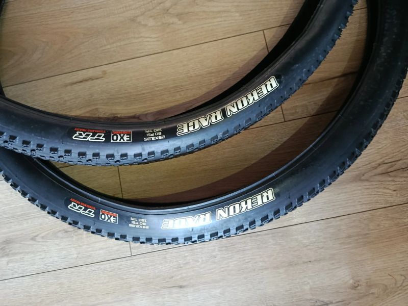 Prodám 2× Maxxis Rekon Race EXO 29×2.35 (120 TPI, tubeless ready)