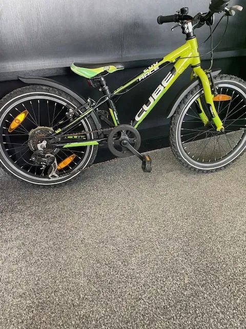 Prodám dětské kolo CUBE Race 200 (20") – černo-zelené