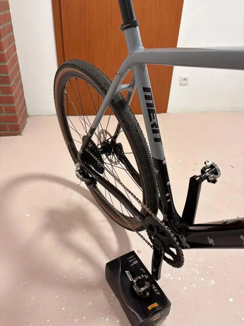 Karbonový gravel Merit Plus II L (178-188cm), SRAM Rival 1x11