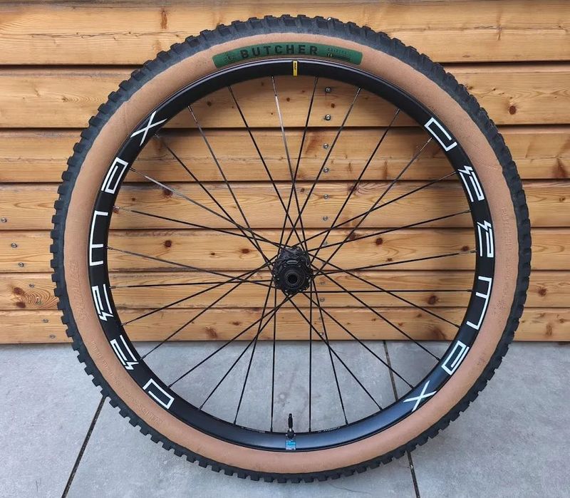 Přední kolo Mavic E-Deemax 30 (boost, 29", 6-bolt) + plášť Specialized Butcher