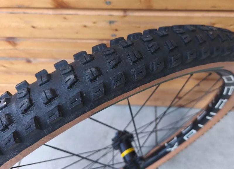 Přední kolo Mavic E-Deemax 30 (boost, 29", 6-bolt) + plášť Specialized Butcher