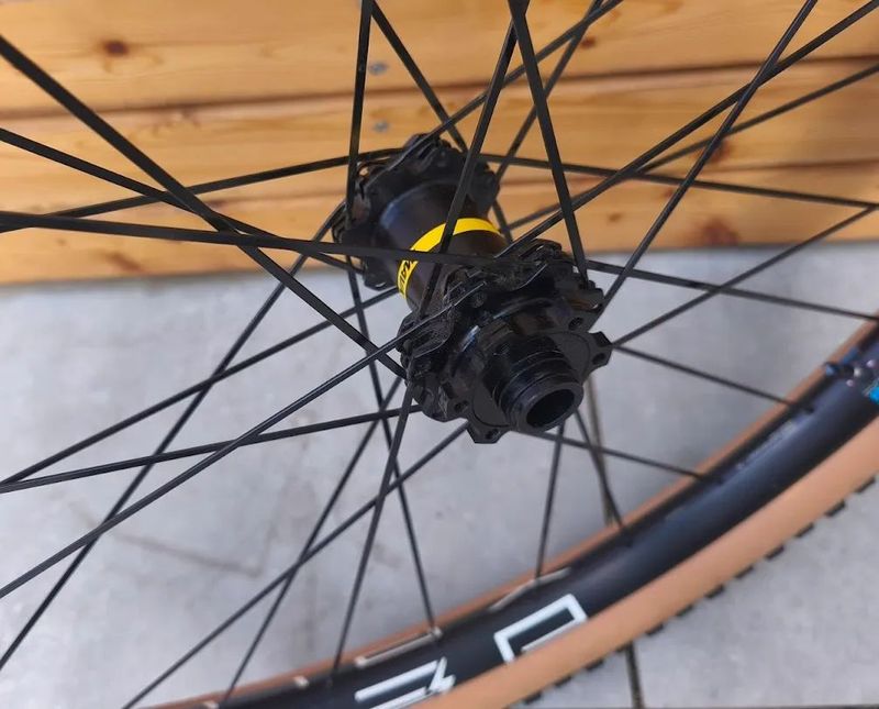 Přední kolo Mavic E-Deemax 30 (boost, 29", 6-bolt) + plášť Specialized Butcher