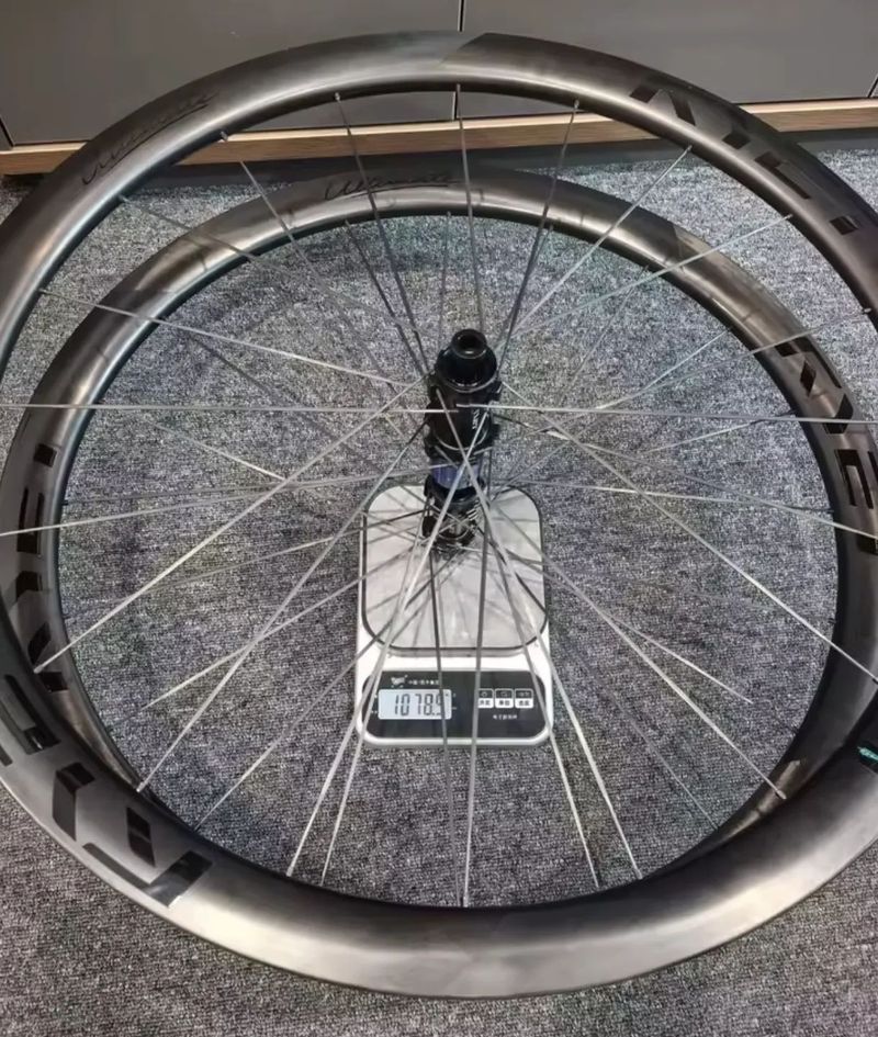 Nová přední a zadní ultralehká karbonová kola 