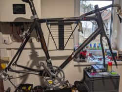 Karbonový rám, sedlovka, představec, řidítka