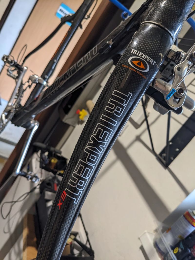 Karbonový rám, sedlovka, představec, řidítka