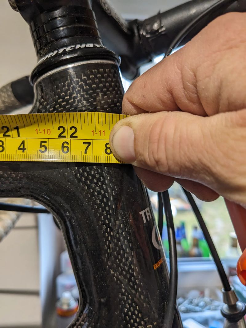 Karbonový rám, sedlovka, představec, řidítka