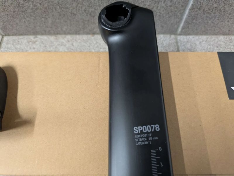 Canyon AEROAD CF SLX Di2, watmetr, karbon dráty