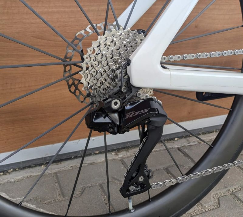 Canyon AEROAD CF SLX Di2, watmetr, karbon dráty