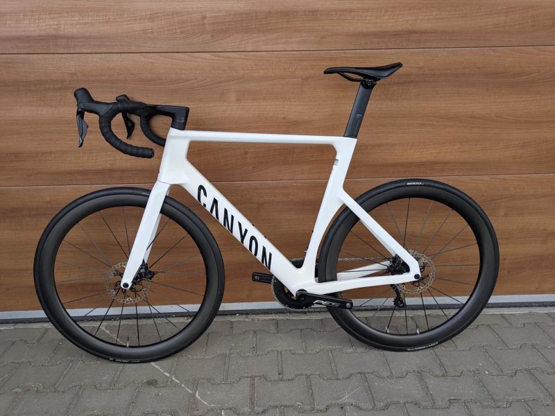 Canyon AEROAD CF SLX Di2, watmetr, karbon dráty