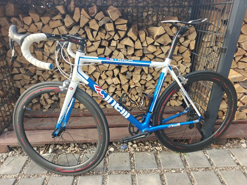 Italská legenda CINELLI ESTRADA – Full Karbon, Campagnolo Chorus & Bombshell
